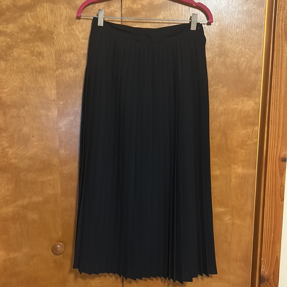 Long pleated Black Skirt - Picture 1 of 9